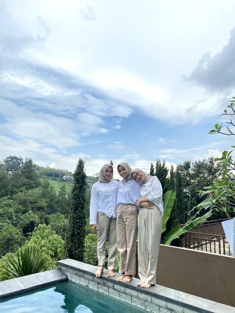 #dc #dresscode #coklat #coksu #putih #hijab #ootd #cream #pastel #hijabootd #outfit #bestie Cream Pastel, Hijab Ootd, Ootd, Pastel, Cream