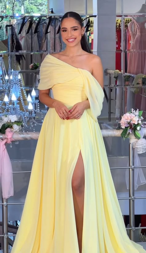 Elegant Yellow Dress, Yellow Evening Dresses, Robes Glamour, Simple Wedding Gowns, Chiffon Sleeves, Prom Dress Evening, Women Dresses Classy, Elegant Dresses Classy, Prom Dress Inspiration