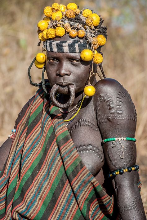 Africa Drawing, Woman Stretching, Mursi Tribe Ethiopia, Mursi Tribe, Horn Of Africa, Cultural Diversity, Vintage Portraits, African Beauty, Black Beauty