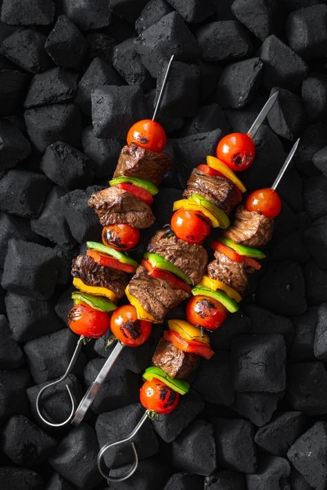 Beef skewers being grilled on a embers t... | Premium Photo #Freepik #photo #food #meat #vegetable #bbq Turkish Doner, Chicken Doner, Healthy Barbecue, Protein Calculator, Kebabs On The Grill, Homemade Sandwich, Beef Skewers, Food Meat, Skewers Grill