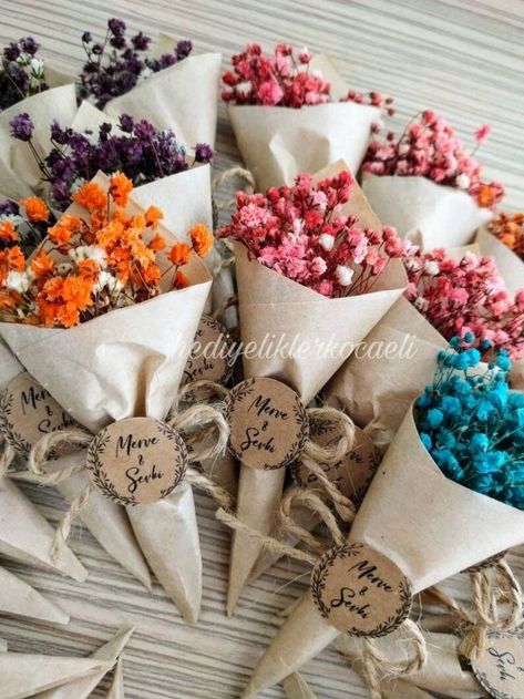 Magnet Wedding Favors, Marquee Decoration, Dried Flowers Diy, Candle Wedding Gift, Unique Wedding Cards, Bouquet Box, Preparing For Marriage, Flower Box Gift, Diy Gift Set