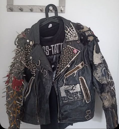 Crust Punk Fashion, Punk Tactics, Crust Pants, Punk Leather Jacket, Punk Fashion Diy, Battle Jackets, Battle Vest, Punk Clothes, Punk Jacket