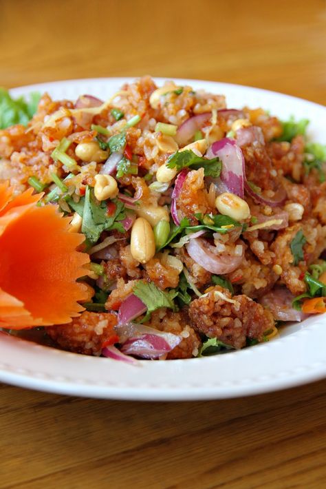 Naem Khao Tod - Crispy Rice Salad with Soured Pork Crispy Rice Salad, Nem Nuong, Hmong Food, Lao Food, Food Thailand, Tasty Thai, Thai Food Recipes, Laos Food, Food Thai