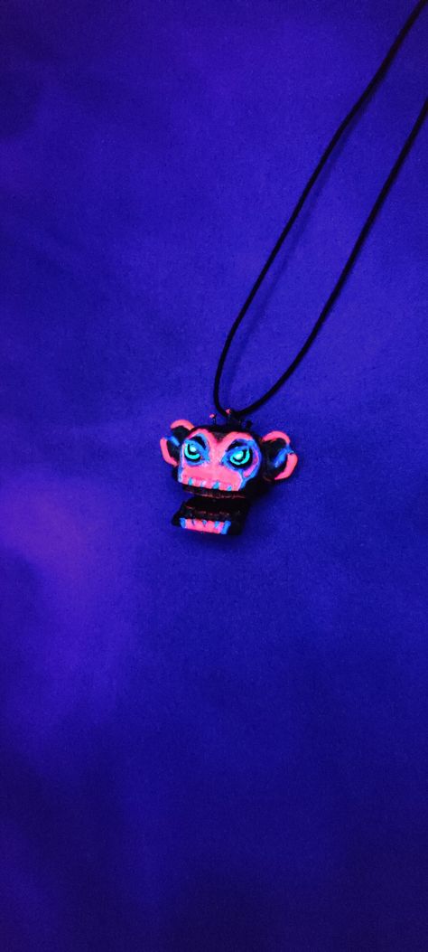 "\"Did you see me?? My monkey bomb finally worked!\" - Powder, League of Legends \".. I am the monster you created.\" Jinx monkey-bomb head necklace replica inspired by Powder's toy bomb that appears in the Arcane series. This little monkey is a must-have for all Jinx's main and lovers ♥ Made in Urethanic Resin and non-toxic uv paint this necklace is also nickel free, so it can be worn by anyone. The bright UV painting finish will be its best under neon lights, Wood lamp and UV black lights! EYE Arcane Necklace, Vi Caitlyn, Paint Monkey, Uv Paint, Jinx Cosplay, Walpapers Cute, Uv Black Light, Jinx League Of Legends, Little Monkeys