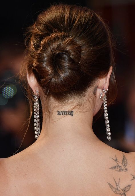 Nape Tattoo Women Minimalist, Tattoo Behind Neck, Behind Neck Tattoo Woman, Behind Neck Tattoo, Behind The Neck Tattoos, Nape Tattoo, Dakota Johnson Style, Phoenix Tattoo Design, Ink Doodles