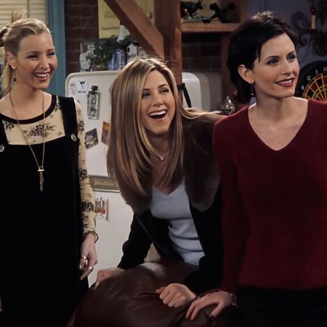 Friends Aesthetic Tv Show Monica, Rachel Monica And Phoebe, Phoebe And Monica, Iconic Friendships, Monica Rachel Phoebe, Tv Friendships, Monica Friends, Rachel Monica Phoebe, Trio Costumes