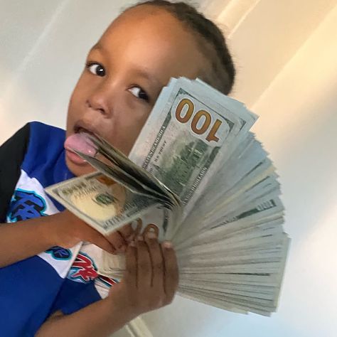 Funny Money Pictures, Kids Holding Money Pfp, Money Funny Pictures, Baby With Money, People Holding Money, Mood Pics Happy, Holding Money, Money Pictures, Insta Profile Pic