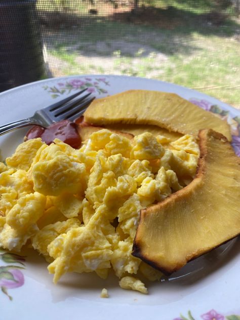 Jamaican Breakfast; scrambled eggs and fried breadfruit Jamaican Food Snapchat, Jamaican Breakfast Ideas, Carribean Breakfast, Caribbean Breakfast, Jamaican Breakfast, Guyanese Food, Food Esthetics, Breakfast Presentation, Jamaica Food