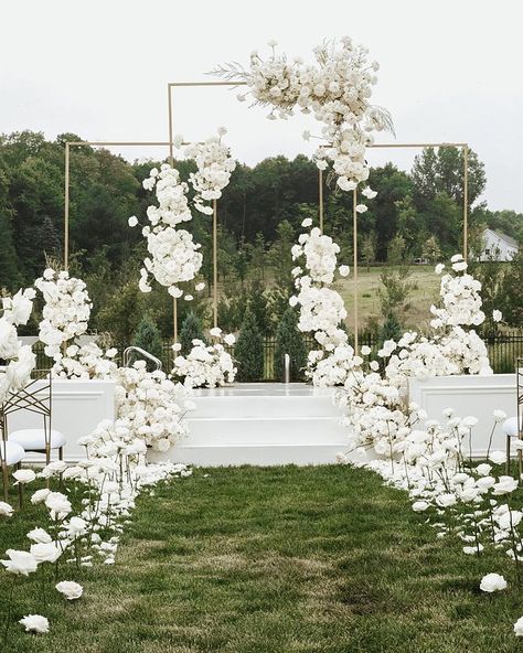 Expert Tips On Creating The Most Romantic Wedding ★ romantic wedding white roses decor wedding aisle Black And White Ceremony Arch, White Roses Decor, Luxury Wedding Hall, Isle Decorations, Hall Decoration Ideas, Wedding White Roses, Iridescent Wedding, Corner Lamps, White Orchids Wedding