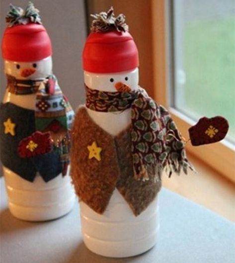 Recycle your household items for new use. A Christmas character this adorable is sure to be a hit, and it's very useful. Click for the tutorial for these sweet Creamer Bottle Snowmen! Coffee Creamer Bottle Crafts, Christmas Creatives, Coffee Creamer Bottles, Coffee Creamer Container, Bottle Snowman, Homeroom Mom, Creamer Bottles, Creamer Container, Diy Schneemann