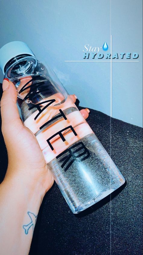 Water Bottle Aesthetic, Transparent Water Bottle, Bottle Aesthetic, 2l Water Bottle, Healthy Vibes, Water Bottle Workout, Bottle Picture, Best Romantic Song Lyrics, Bottle Water