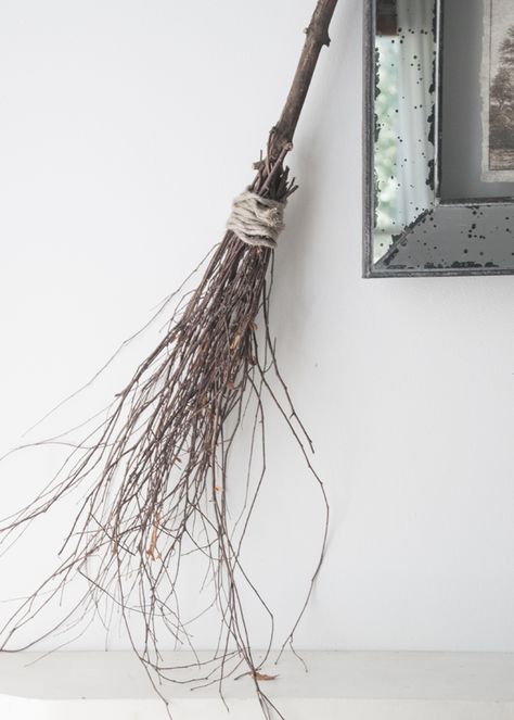 Witch Broom Natural Witch Costume, Diy Halloween House Decorations, Diy Witch Broom, Diy Witch, Halloween Brooms, Witches Broomsticks, Cheap Halloween Decorations, Witches Broom, Minimalist Halloween