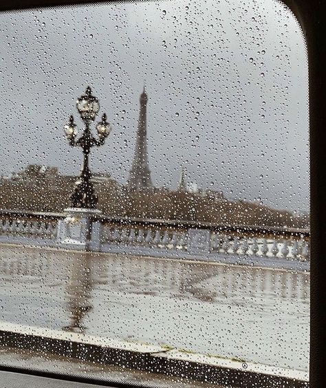 Rain In Paris Aesthetic, Paris In Autumn Aesthetic, Fall Paris Aesthetic, Fall In Paris Aesthetic, Old Money Autumn Aesthetic, Paris Rain Aesthetic, Paris In The Rain Aesthetic, Paris Aesthetic Background, Paris Fall Aesthetic