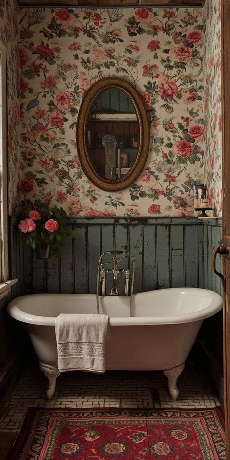 Bathroom Interior Design Vintage, Parisian Home Design, Cottage Core Interior Design Living Room, Vintage Powder Room Decor Ideas, Vintage Farmhouse Interior, Small Bathroom With Wallpaper, Cottagecore Bathroom Ideas, Small Cottage Homes Interior, Farmhouse Cottage Decor