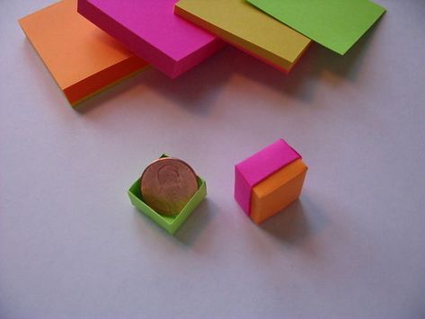 Little boxes. Make with origami. Post It Note Origami, Note Origami, Sticky Note Crafts, Origami Kutu, Sticky Note Origami, Diy Study Table, Origami Easy Step By Step, Flowers Origami, Origami Star Box