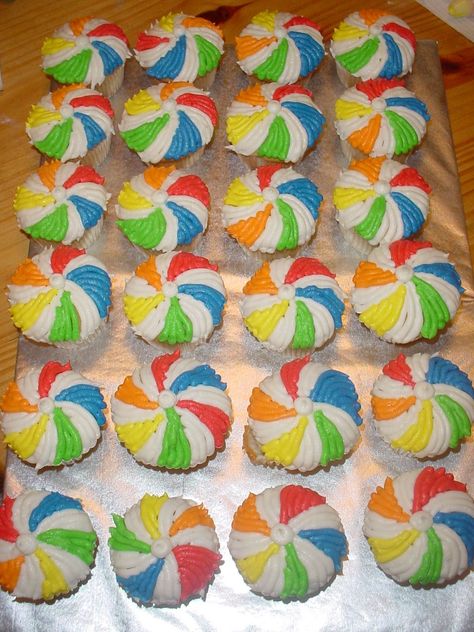 Summer Cupcake Designs, Swim Party Cupcakes, Lifeguard Party, Beach Ball Cupcakes, Summer Themed Cupcakes, Ball Cupcakes, Beach Ball Birthday, Cupcakes White, Beach Ball Party