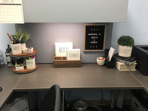 Job Desk Decor, Homey Cubicle Work Spaces, Cool Cubicle Decor, Cubicle Decor Office Minimalist, Zen Office Cubicle, Blue Cubicle Decor, Office Decor Cubicle Workspaces, Call Center Desk Decor, Gray Cubicle Decor