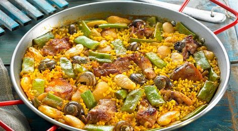 Traditional Spanish Paella Recipe, Paella Recept, Spanish Paella Recipe, Paella Party, Spanish Paella, Best Tapas, Paella Valenciana, Paella Recipe, Fresh Spices