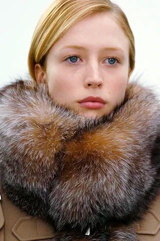 Balenciaga Fall 2005 Ready-to-Wear Collection - Vogue Stole Ideas, Raquel Zimmermann, Fur Coat Fashion, Fabulous Furs, Fur Clothing, Nicolas Ghesquiere, Fur Scarf, Fur Fashion, Fashion Shows