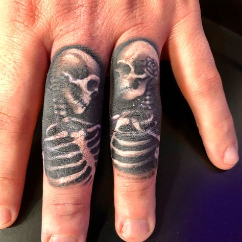 Skull Knuckle Tattoo, Skull Finger Tattoo For Women, Finger Tattoos Cover Up, Skull Finger Tattoo, Knuckle Tattoos For Guys, Skull Finger Tattoos, Kurt Tattoo, Skull Couple Tattoo, Gentle Gray