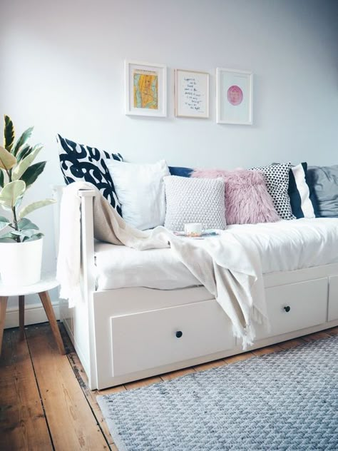 Indulgent Spare Room Ideas You Will Love Calm Room Ideas, Hemnes Day Bed, Daybed Ideas, Daybed Room, Small Guest Bedroom, Beach Room, Guest Room Office, Farmhouse Bedding, Simple Bed