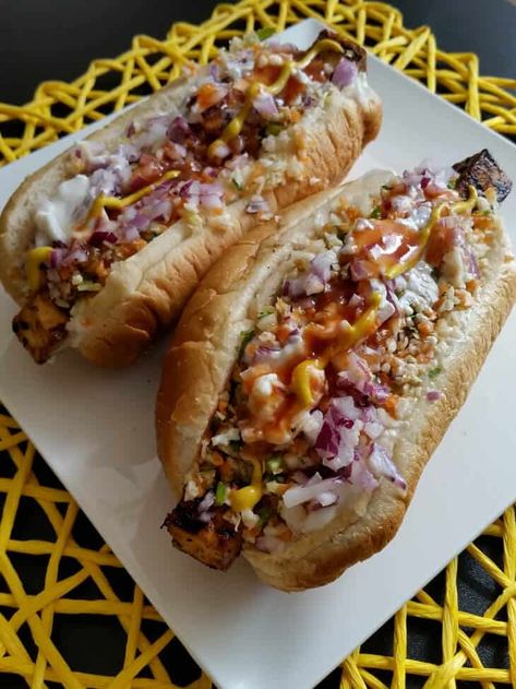 Tofu Hot Dogs, Rot Dog, Vegan Hotdogs, Vegan Barbeque, Goodfellas Quotes, Veggie Hot Dog, Recipes Veggie, Vegan Hot Dog, Homemade Tofu