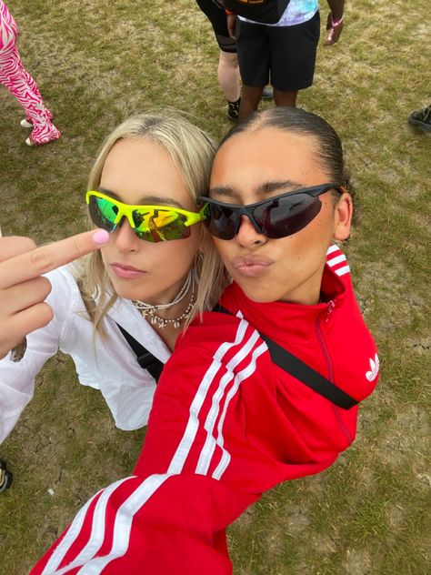 Sport Sunglasses Outfit, Matching Sunglasses, Sports Sunglasses Aesthetic, Sport Sunglasses Aesthetic, Sporty Sunglasses With Mirrored Lenses For Streetwear, Sunglasses Selfie, Pic Ideas With Sunglasses, Matching Sunglasses Friends, Fun Sunglasses Aesthetic