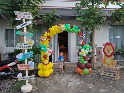 jungle arch balloon/ jungle party entrance Jungle Theme Entrance Decor, Jungle Theme Entrance, Jungle Theme Birthday Party, Arch Balloon, Jungle Party Decorations, Entry Gate, Party Entrance, Jungle Theme Birthday, Jungle Party