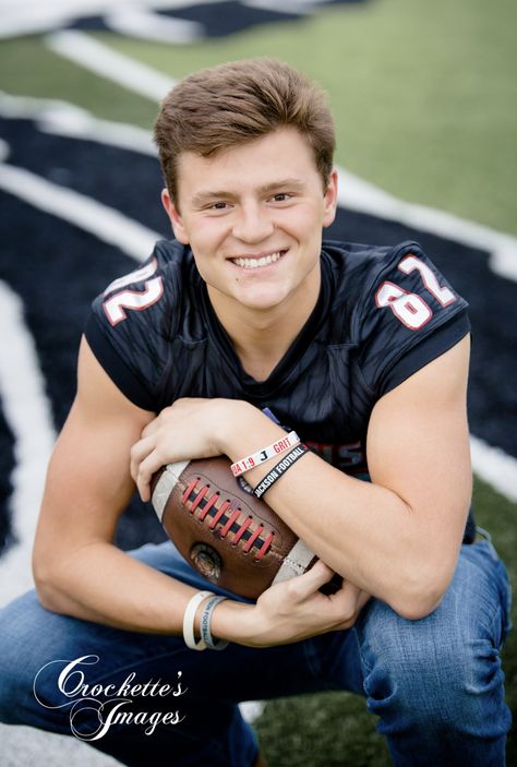 Football Senior photo Senior Picture Football Ideas, Football Senior Pic Ideas, Football Pics Ideas, Senior Football Pictures Ideas, Football Friends Pictures, Football Pictures Ideas, Football Stadium Senior Pictures, Football Photography Poses, Football Sr Pictures