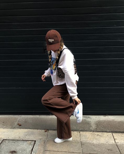 Brown And White Streetwear, Green And Brown Streetwear, Brown Monochrome Outfit Streetwear, Brown Pants Streetwear, Brown Cap Outfit, Brown Sweatpants Outfit, Brown Streetwear Outfit, Brown Hat Outfit, Cap Outfit Summer