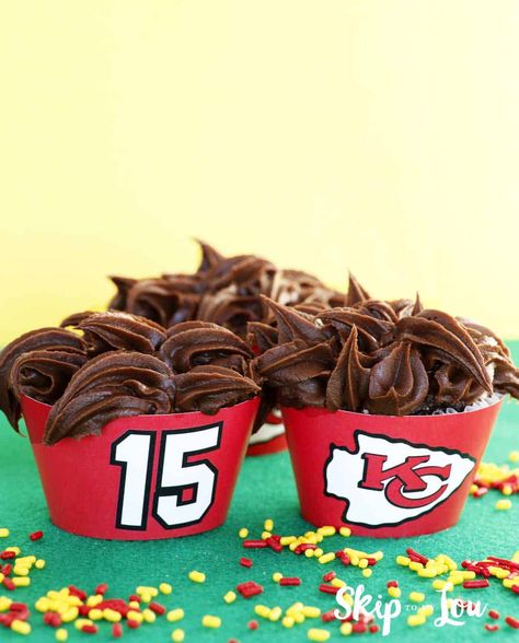 two cupcakes with kansas city chiefs logo and #15 free printable wrappers Chiefs Cupcakes, Super Bowl Cupcake, Homemade Chocolate Buttercream Frosting, Bunny Rolls, Superbowl Cake, Superbowl Desserts, Go Chiefs, Cupcake Supplies, Tutu Tutorial