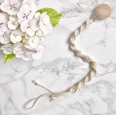 F R E E T U T O R I A L Macrame pacifier holder On the BLOG- link in bio Enjoy and share your work using #startacreativejourney Don’t… Crochet Jewelry Holder, Pacifier Clip Tutorial, Macrame Pacifier Clip, Macrame Holder, Pacifier Clips Diy, Diy Macrame Plant Hanger, Dummy Clips, Pacifier Holder, Macrame Ideas