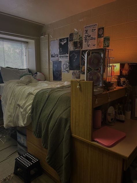 Dark Green Dorm Room Ideas, Dark Dorm Room, Dorm Room Colorful, Artsy Dorm Room, Earthy Dorm Room Ideas, Earthy Dorm Room, Granola Dorm Room, Colorful Dorm Room, Nyu Dorm