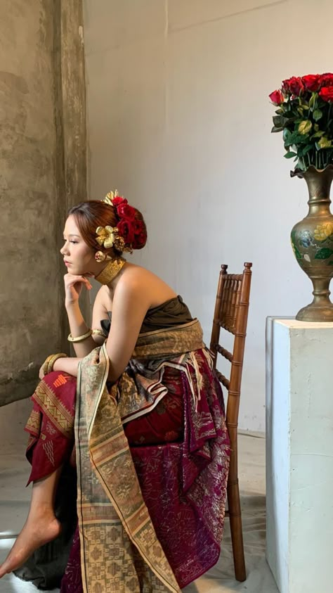 Filipino Culture Photography, Makeup For Debut, Indonesian Hairstyle, Balinese Clothing, Traditional Indonesian Clothing, Indonesian Aesthetic, Indonesia Traditional Clothes, Filipino Aesthetic, Indonesian Clothes