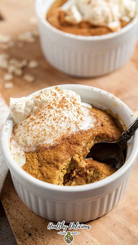 Pumpkin spice latte baked oatmeal is the perfect way to start your morning. It’s packed with all the flavor of your favorite fall drink but in the form of a healthy breakfast cake! It takes just under 5 minutes to make in the microwave each morning, or you can bake a bigger batch in the oven and enjoy it all week. | @HealthyDelish #pumpkinspicebakedoatmeal #healthyfallbakedoatmeal #easypumpkinbakedoatmeal Microwave Baked Oatmeal, Healthy Pumpkin Dessert, Easy Oatmeal Recipes, Baked Pumpkin Oatmeal, Desserts With Few Ingredients, Pumpkin Spiced Latte Recipe, Oatmeal Cake, Fall Drink, Apple And Peanut Butter