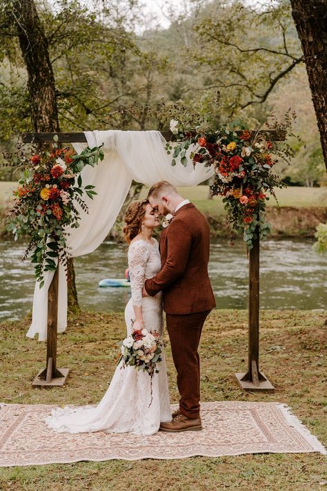 October Wedding Arch Ideas, Fall Wedding Outside Decorations, Wedding Fall Arch Ideas, Rustic Boho Wedding Ceremony, Fall Boho Wedding Flowers Arch, Wedding Arch Fall Outdoor Ceremony, Wedding Rustic Arch, Wedding Arches Outdoors Fall, Diy Fall Wedding Arch Outdoor