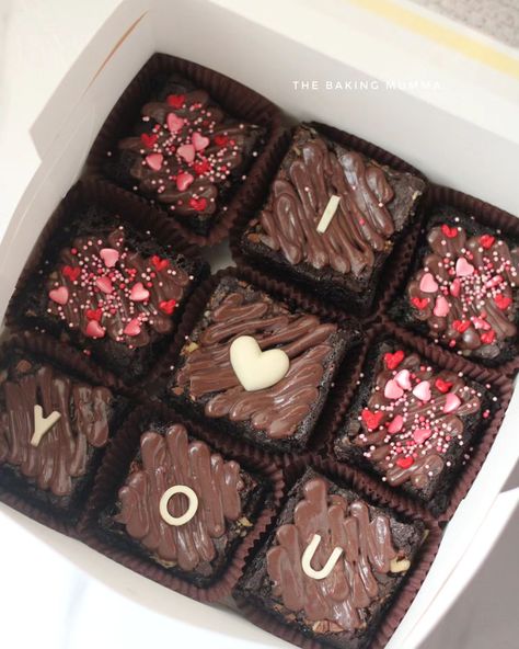 Customised Brownie Box Valentine Brownie Box, Brownie Designs Ideas, Surprise For Bf, Brownies Decoration Ideas, Brownies Packaging Ideas, Brownie Decorating Ideas, Loaded Brownies, Brownies Packaging, Brownies Aesthetic