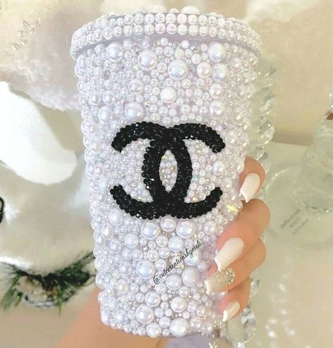 Rhinestone Cups Diy, Rhinestone Tumbler Ideas, Rhinestones Tumbler, Bling Cups, Diy Rhinestone Crafts, Starbucks Cup Design, Starbucks Cup Art, Bling Bottles, Bling Tumbler