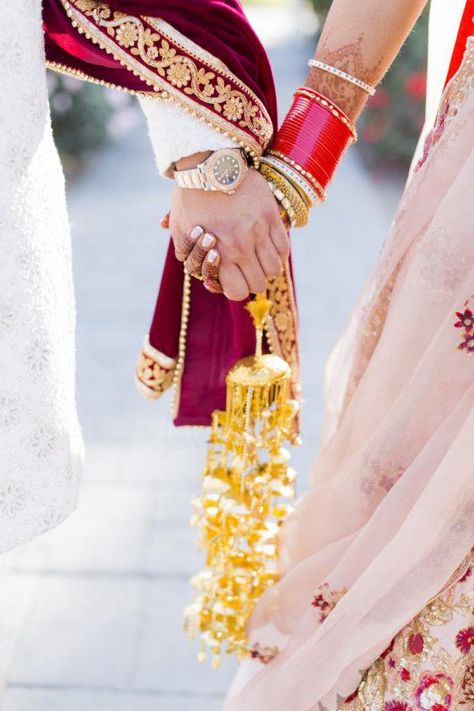 We love how this gorgeous wedding in Sonoma, California beautifully blends together Sikh and Hindu wedding traditions into one breathtaking affair. With three outfit changes, overflowing blush roses and white hydrangeas, you are in for a treat! Punjabi Wedding Pictures, Photos For Dp, Bridal Chooda, Layer Dresses, Punjabi Wedding Couple, Nimrat Khaira, Indian Wedding Poses, Patriotic Quotes, Bridal Lengha