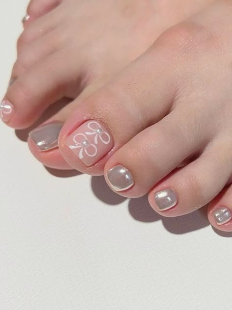 Korean Pedicure, Chrome Toe Nails, Toe Nails Summer, Cute Pedicures, Feet Nail Design, Summer Pedicure, Pedicure Ideas, Gel Toe Nails, Toe Nail Color