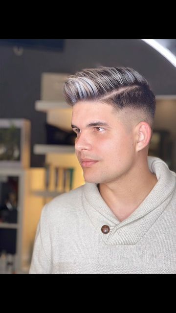 Nilson Quiroz HAIRSTYLE Madrid 💈💇🏼‍♀️PELUQUERIA EN MADRID on Instagram: "La tendencia de los hombres actual pintarse el cabello de mechas rubio platino ,blanco o gris. Es un cambio sorprendente que se ve mucho más atractivo y elegante con un corte de cabellé degradado como el caso de mi cliente @arielmartinez5826 Empresario y talentoso chef de fuerte aventura #nilsonquirozestilista #nilsonquiroz #estilistaenmadrid #peluqueroenmadrid#madrid #madrid🇪🇸" Mangas Tattoo, Grey Hair, Grey, Hair, On Instagram