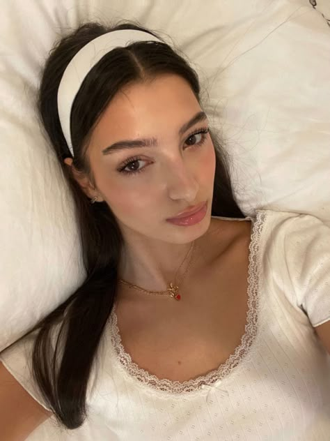 Brandy Melville Winter, Aesthetic Headband, Aesthetic Brandy Melville, Outfits Asian, Makeup Headband, Viral Aesthetic, Chanel Lipstick, Workout Inspo, Headband Outfit