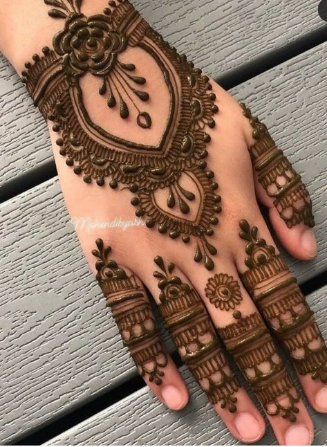 Rakshabandhan Mehndi Designs, Rakhi Mehndi, Hartalika Teej, Palm Mehndi Design, Henna Tattoo Kit, Finger Henna Designs, Henna Tattoo Hand, Mehndi Designs For Kids, Finger Henna