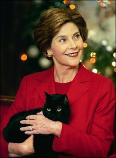 People With Cats, Celebrities With Cats, Laura Bush, Great Cat, Can Dogs Eat, Cat People, Cat Person, The White House, Crazy Cat Lady