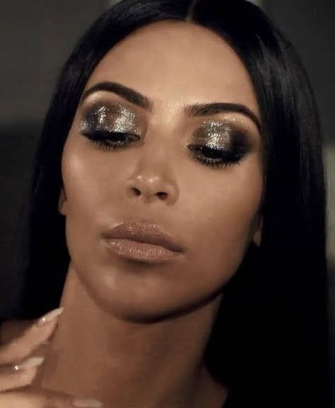 Gunmetal Eyeshadow, Kim Kardashian Makeup Looks, Editorial Make-up, Kardashian Makeup, Kim Kardashian Makeup, Bluish Green Eyes, Glitter Eyeshadow Palette, Kim K Style, Gold Eyeshadow