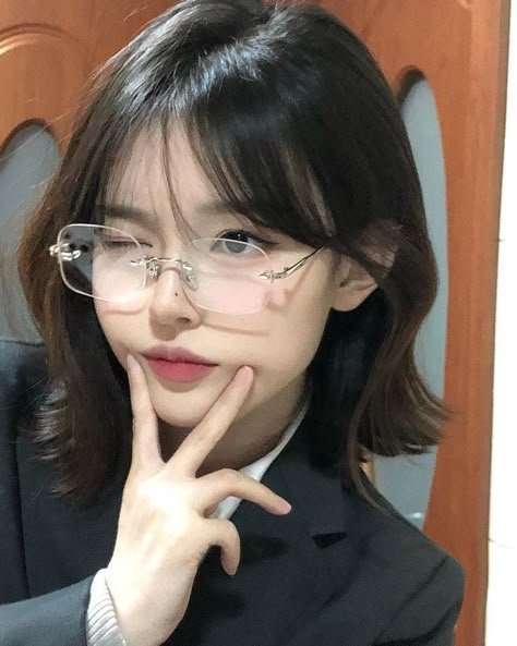 Short Layered Haircuts With Wispy Bangs, Bangs Reference Photo, Bangs Inspo, Hairstyle Reference, Korean Bangs, Fit School, Kawaii Hair, Medium Long Haircuts, Korean Haircut