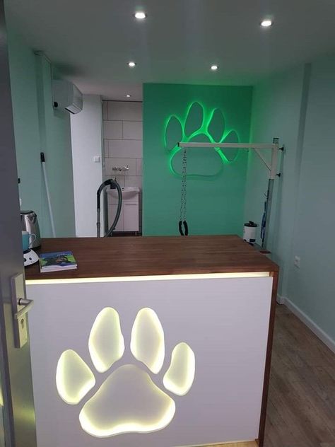 Grooming Salon Decor, Dog Grooming Salon Decor, Pet Grooming Shop, Grooming Salons, Pet Store Design, Pet Daycare, Pet Store Ideas, Pet Cafe, Pet Grooming Salon