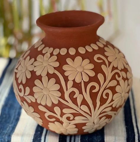 Mexican Terra Cotta Pots, Carnival Crafts, Spanish Home Decor, Painted Pots Diy, Mexican Home Decor, Diy Flower Pots, Round Vase, Ceramic Shop, Clay Vase