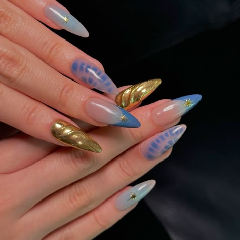 Blue and gold chrome nails 💙✨ Inspo: not sure —— #nailart #nails #bluenails #chromenails #3dnailart #apresmediumstiletto #frenchtipnails #goldnails Gold And Blue Nails Ideas, Blue With Gold Nails, Blue White And Gold Nails, Gold Blue Nails, Gold And Blue Nails, Cute Chrome Nails, Blue Design Nails, Mum Nails, Blue And Gold Nails