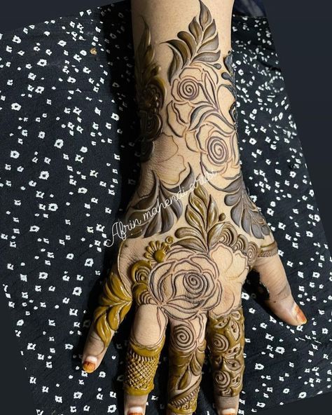 Dubai Mehendi Designs, Floral Mehndi Designs, Makeover Photoshoot, Mehendi Bridal, Beige Lipstick, Floral Mehndi, Mehandhi Designs, Khafif Mehndi Design, Heena Design